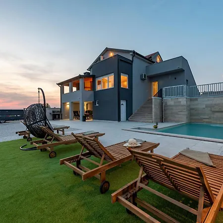 Pezer Zadarvillas *