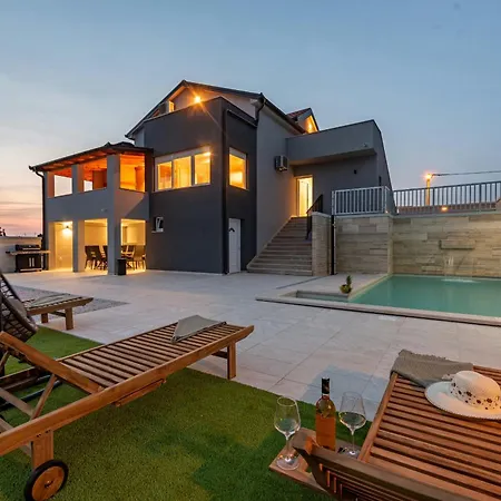 Pezer Zadarvillas Kula Atlagica