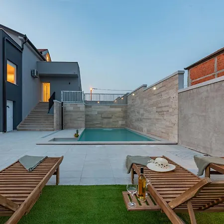 Pezer Zadarvillas *