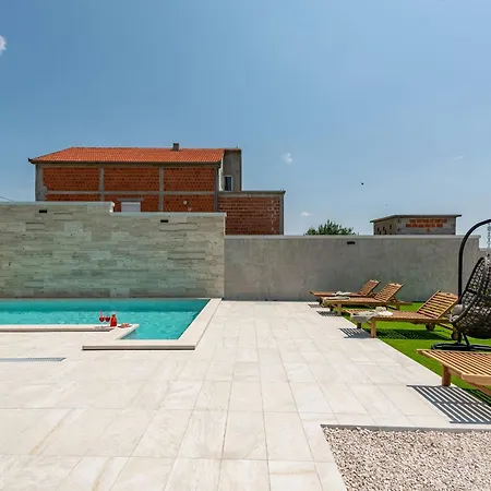 Pezer Zadarvillas * Kula Atlagica